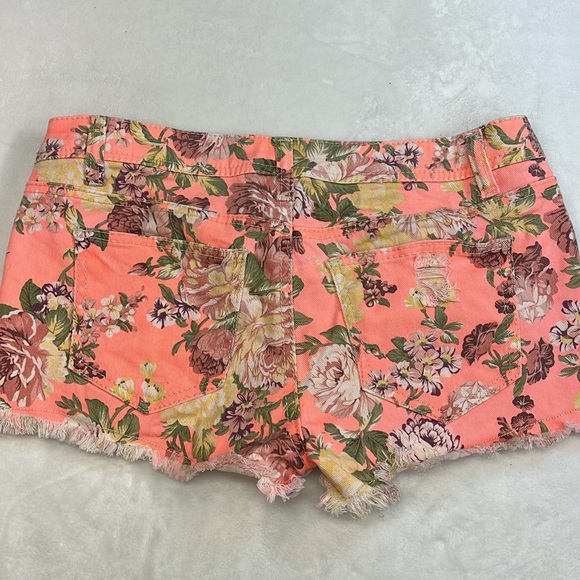 Bongo Coral Floral Print Distressed Jean Shorts Size 9. NWOT. Fringe hem. CUTE. - Picture 4 of 7
